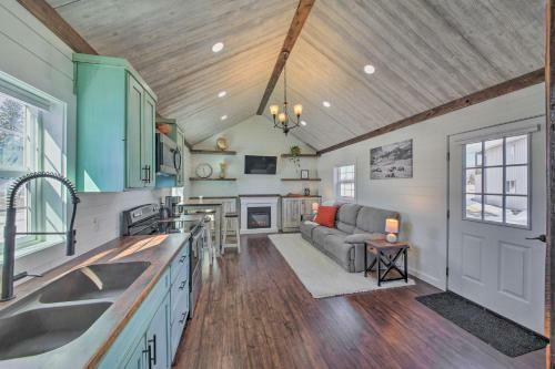 Contemporary Tiny House With Mountain Views