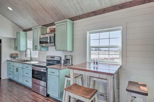 Contemporary Tiny House With Mountain Views