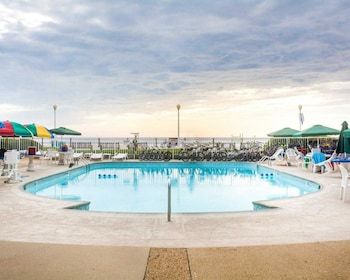 Hotel Surfside Oceanfront Inn & Suites