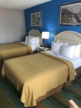 Hotel Surfside Oceanfront Inn & Suites