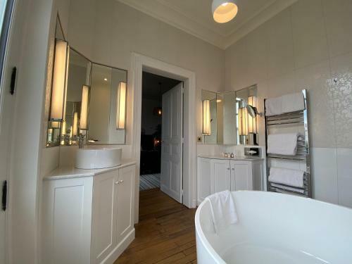 Hostal Maison Blanche Chartres - Maison D'h�tes 5 �toiles