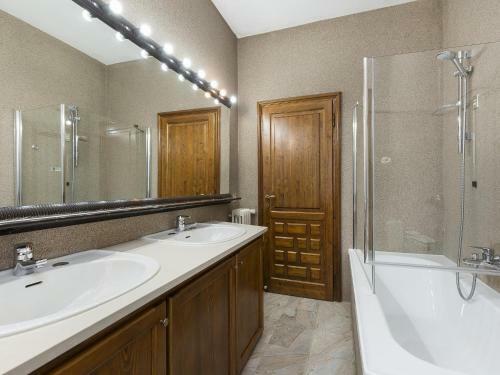 Villa Cinderella 7 Bedrooms 13 Pax