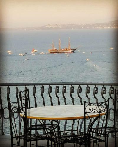 Hostal L'incanto Suites Ischia