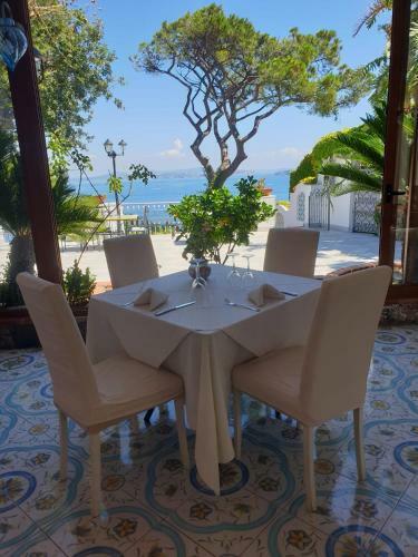 Hostal L'incanto Suites Ischia