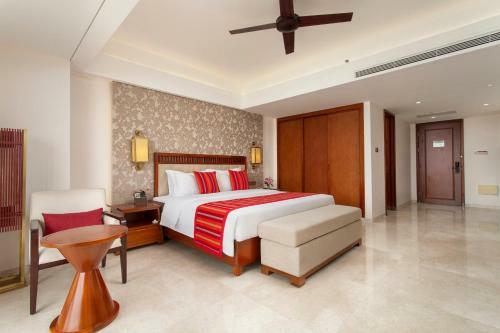 Sanya Seacube Holiday Hotel