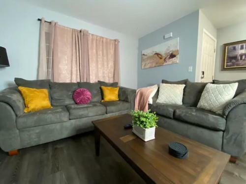 Roxybury Wine, Spacious Townhome, Firepit, Fenced Yard, Free Parking