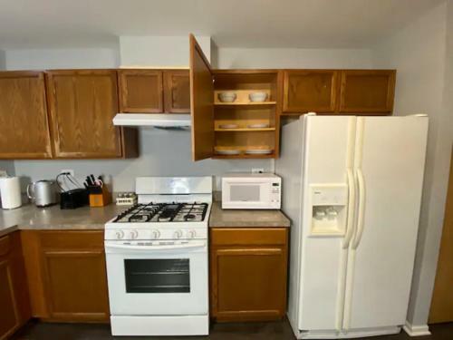 Roxybury Wine, Spacious Townhome, Firepit, Fenced Yard, Free Parking
