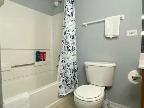 Roxybury Wine, Spacious Townhome, Firepit, Fenced Yard, Free Parking