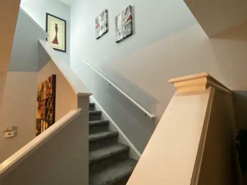 Roxybury Wine, Spacious Townhome, Firepit, Fenced Yard, Free Parking