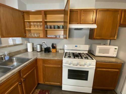 Roxybury Wine, Spacious Townhome, Firepit, Fenced Yard, Free Parking