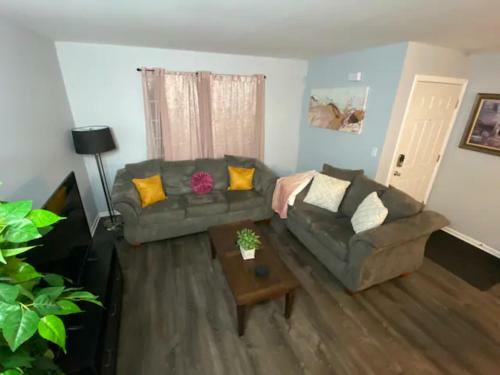 Roxybury Wine, Spacious Townhome, Firepit, Fenced Yard, Free Parking