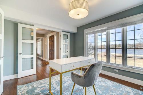 Classy Lakefront Home Charcoal Grill And Deck!