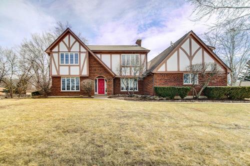 Classy Lakefront Home Charcoal Grill And Deck!