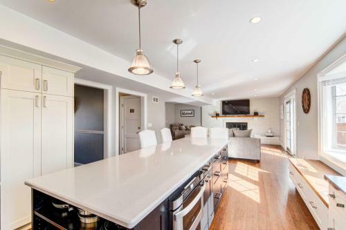 Classy Lakefront Home Charcoal Grill And Deck!