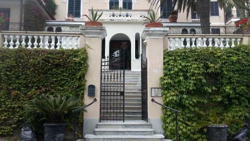 Elegant And Sea View Excelsior Apartment
