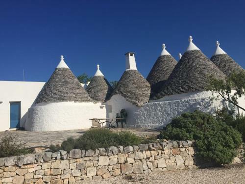 Trullo Azzurro...in Un Mare Di Verde