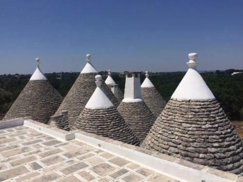 Trullo Azzurro...in Un Mare Di Verde