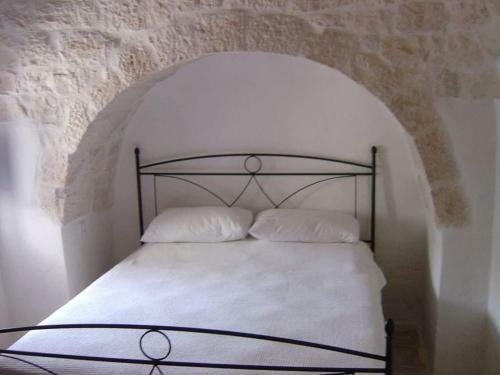 Trullo Azzurro...in Un Mare Di Verde