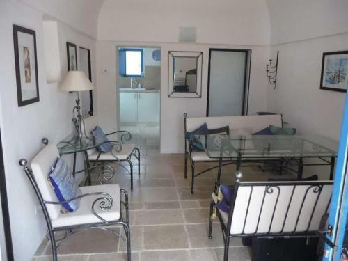 Trullo Azzurro...in Un Mare Di Verde