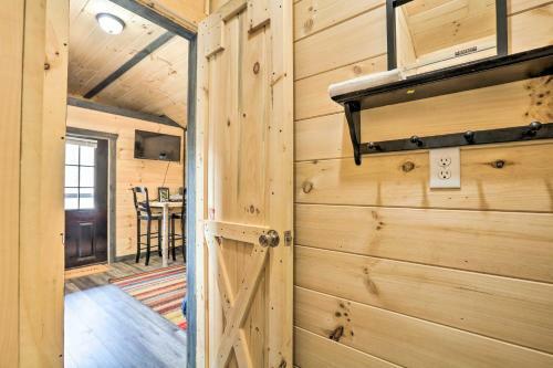 Charming Tiny Cabin With Fire Pit And Mtn Views!