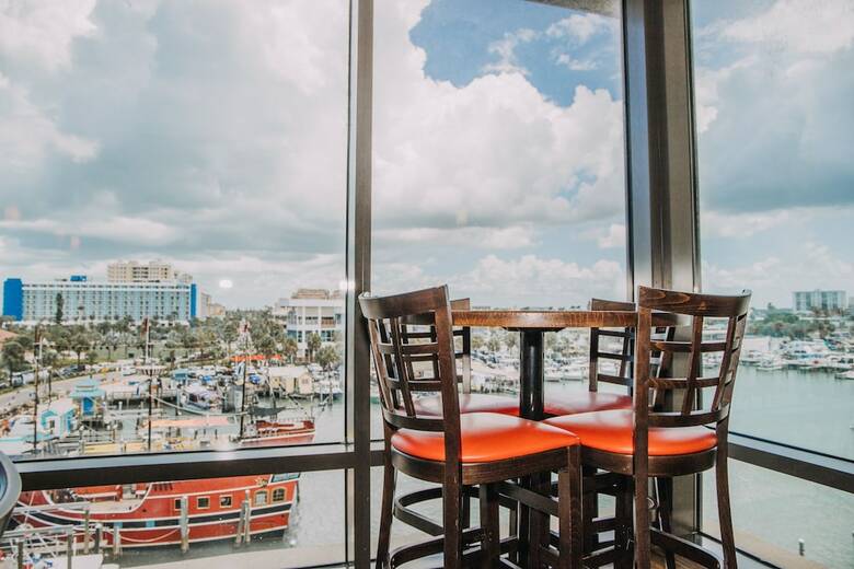 Pier House 60 Marina Hotel