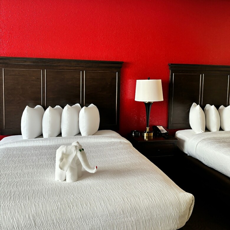 Pier House 60 Marina Hotel