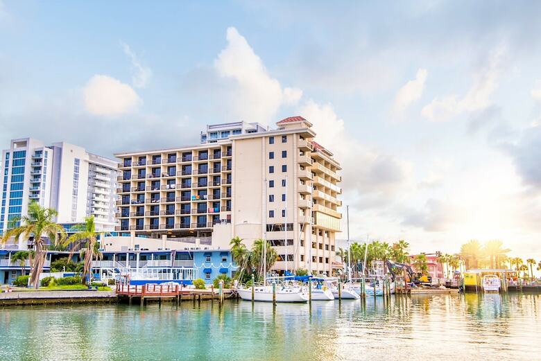 Pier House 60 Marina Hotel