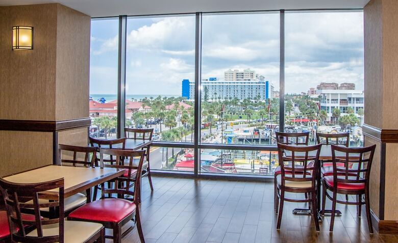 Pier House 60 Marina Hotel