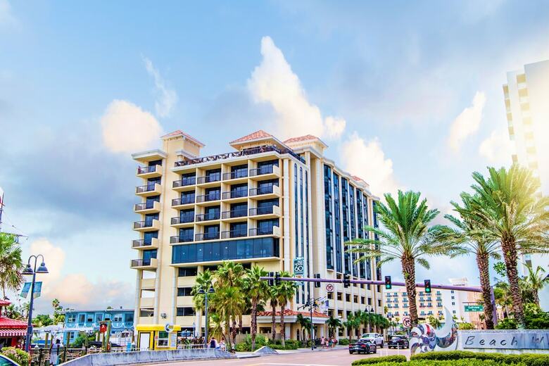 Pier House 60 Marina Hotel