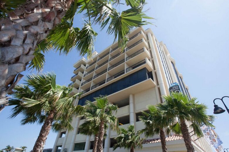 Pier House 60 Marina Hotel