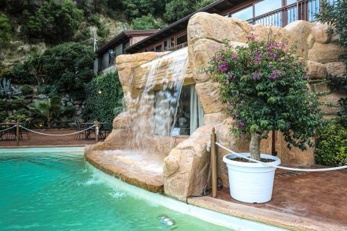 Bed & Breakfast La Camera Sotto La Grotta Di Villa Alba