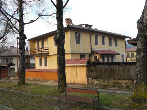Hostal Nenchova Guest House