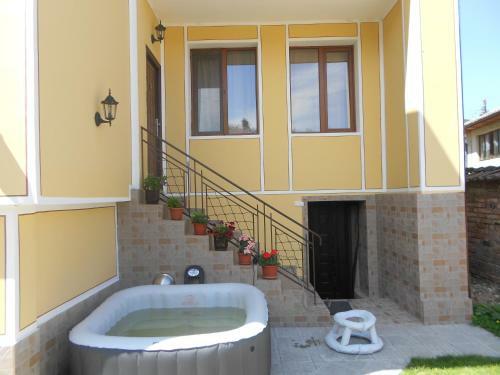 Hostal Nenchova Guest House