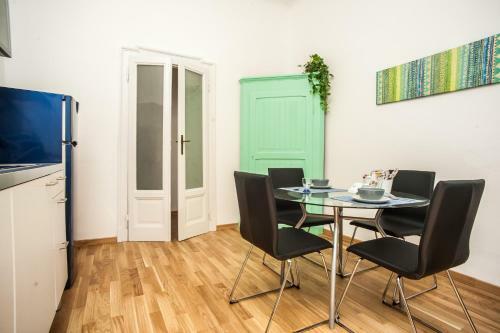 The Best Rent - Goldoni Apartment Milan