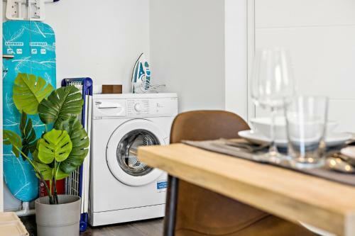 Bright - Stylish & New Design Apartment - Kitchen - Netflix
