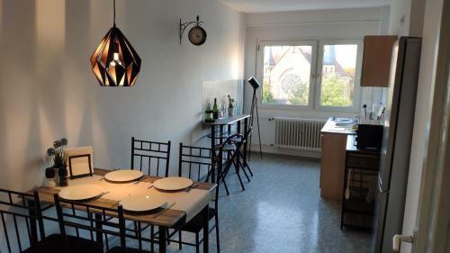 Gro�z�giges 2-zimmer Apartment Mit Balkon Im Zentrum