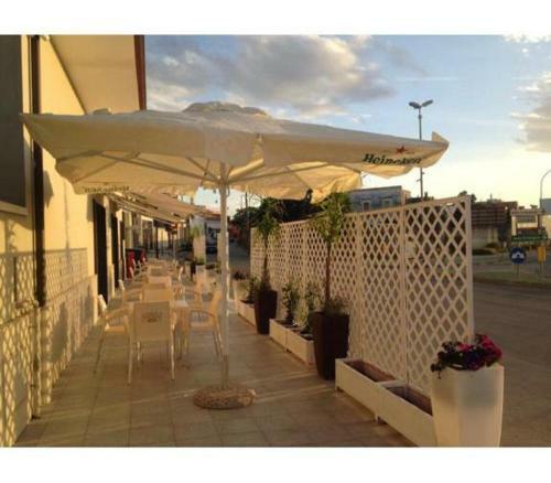 Hostal Mo' Affittacamere-tavola Calda-caffetteria