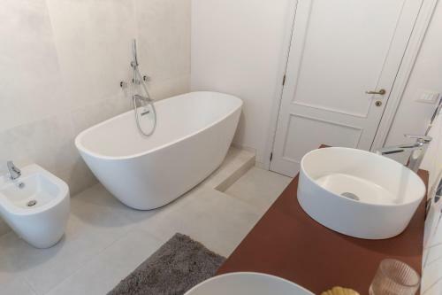 Camera Doppia In The White Apartment