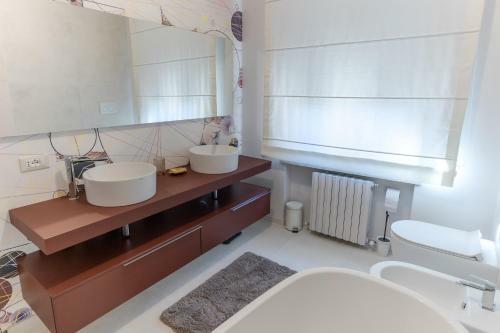 Camera Doppia In The White Apartment