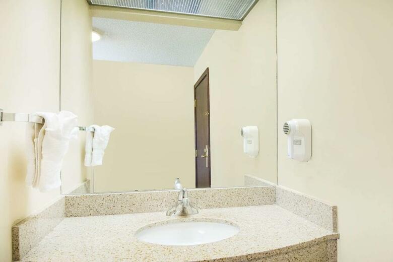 Hotel Hawthorn Suites Wichita West