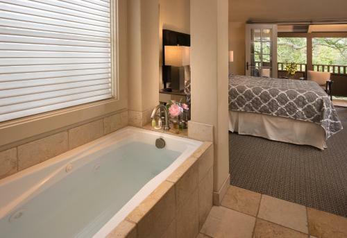 Bed & Breakfast Carmel Country Inn