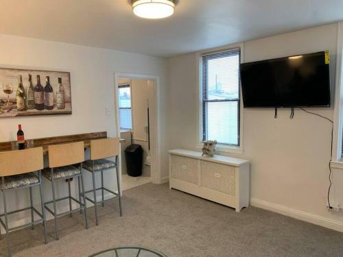 Stylish 2bd/1ba Apartment Located In Federal Hill