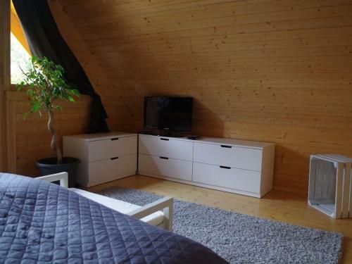 Idyllische Holzh�tte Mit Wasserzugang Und Sauna