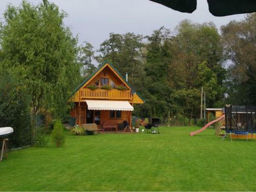 Idyllische Holzh�tte Mit Wasserzugang Und Sauna