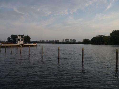 Idyllische Holzh�tte Mit Wasserzugang Und Sauna