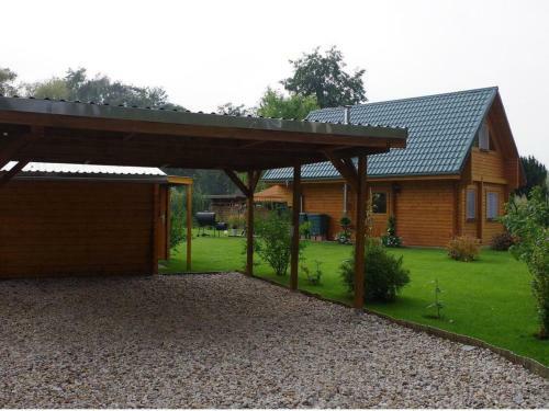 Idyllische Holzh�tte Mit Wasserzugang Und Sauna
