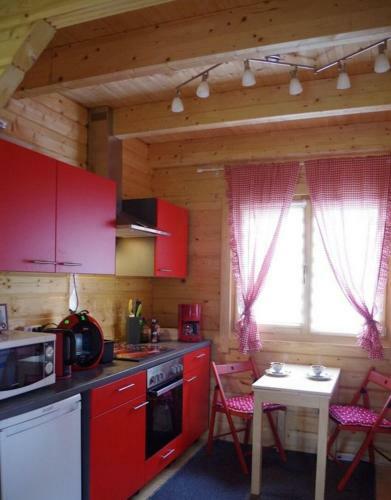 Idyllische Holzh�tte Mit Wasserzugang Und Sauna