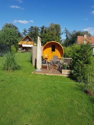 Idyllische Holzh�tte Mit Wasserzugang Und Sauna