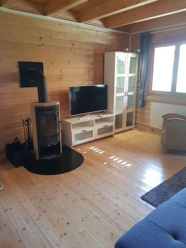 Idyllische Holzh�tte Mit Wasserzugang Und Sauna
