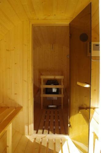 Idyllische Holzh�tte Mit Wasserzugang Und Sauna